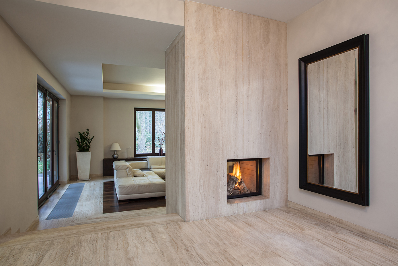 Travertine house: Horizontal view on entrance to living room